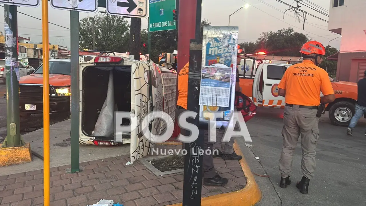 Camión de panadería volcado tras accidente vial. Foto: POSTA MX.