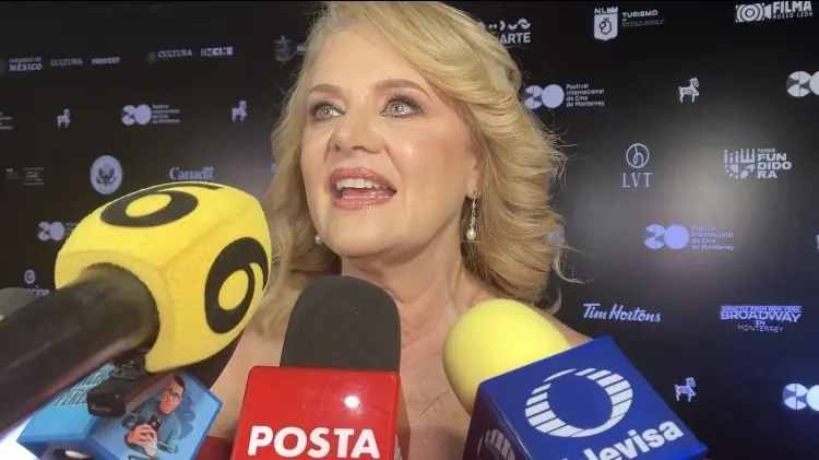 Erika Buenfil compartió que se prepara para el estreno de la cinta Más tarde que nunca al lado de Michelle Renaud. Fotos. Arturo González.