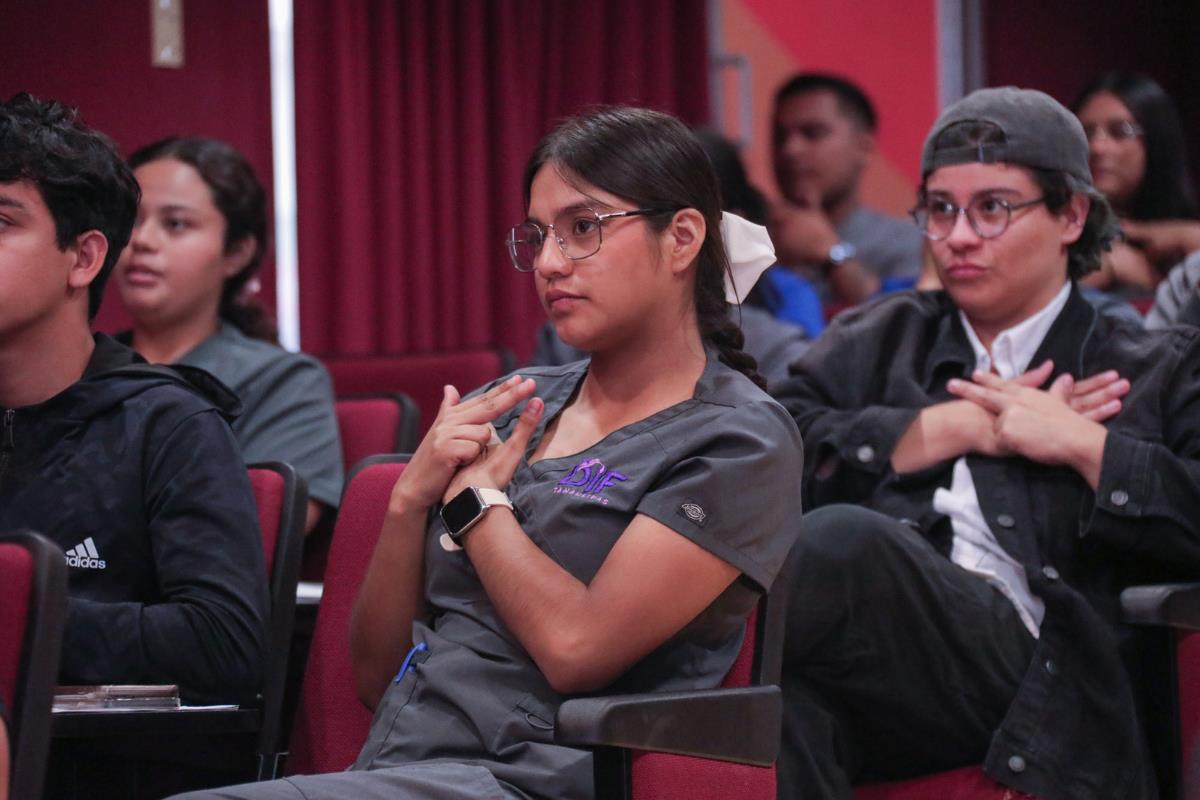 Más de 50 profesionales del CREE Victoria fueron capacitados para comunicarse de manera efectiva con pacientes sordos. Foto: DIF Tamaulipas