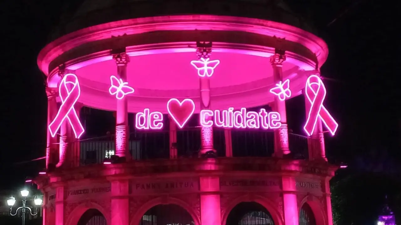 Kiosko de la Plaza de Armas con el alumbrado rosa. Foto: Facebook Rosy Asencio.