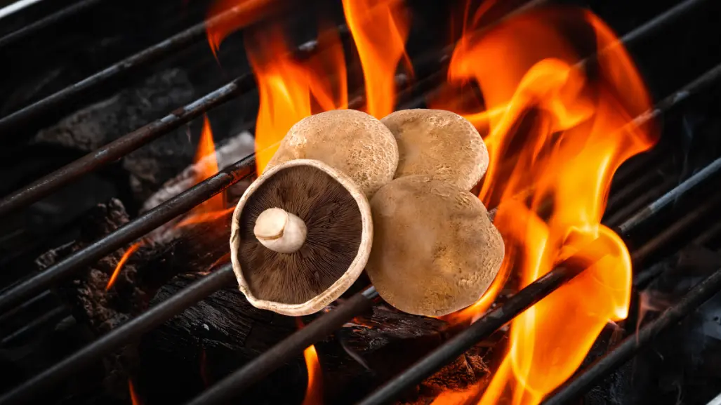 Cómo limpiar y preparar hongos portobello para una parrillada