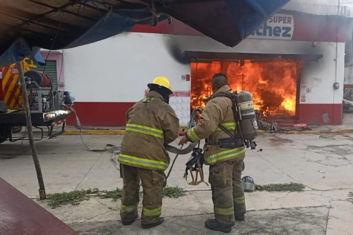 Los bomberos hicieron labores para sofocar el incendio Foto: X(Twitter) @enlace_tabasco