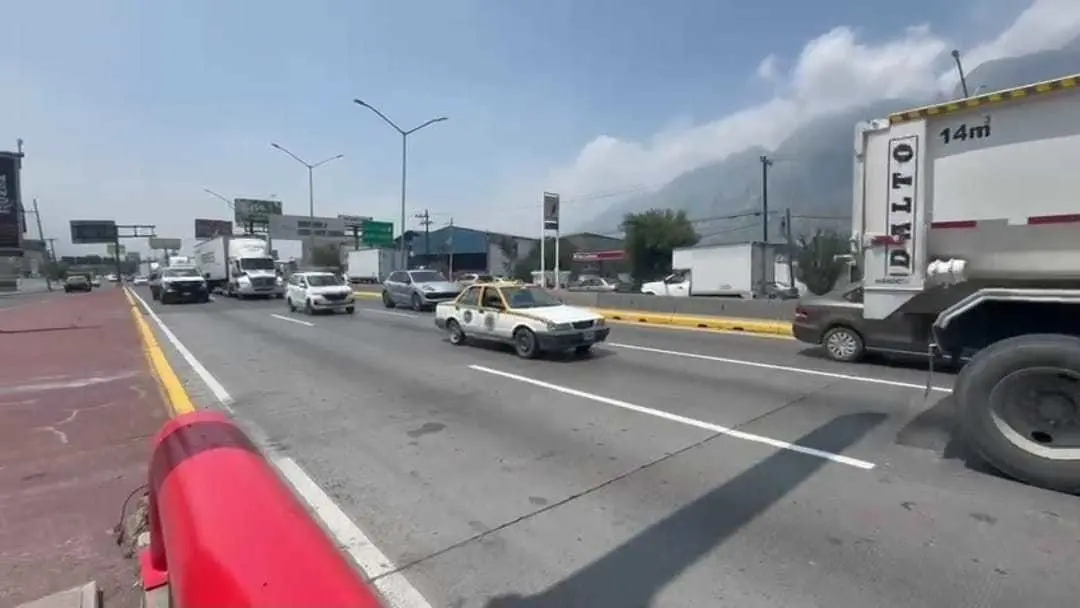 Autos transitando por el puente de La Fama en Santa Catarina. Foto: Municipio de Santa Catarina.