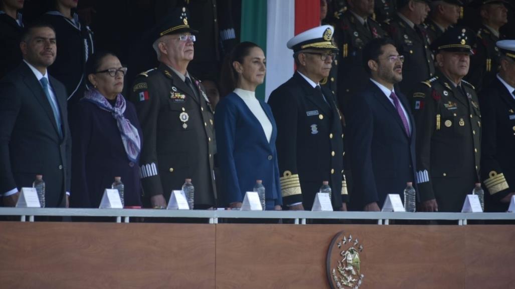 Claudia Sheinbaum recibe honores como la primera comandanta de Fuerzas Armadas