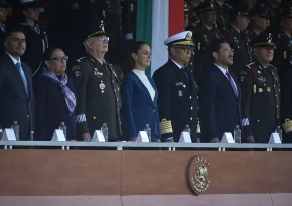 Claudia Sheinbaum recibe honores como la primera comandanta de Fuerzas Armadas