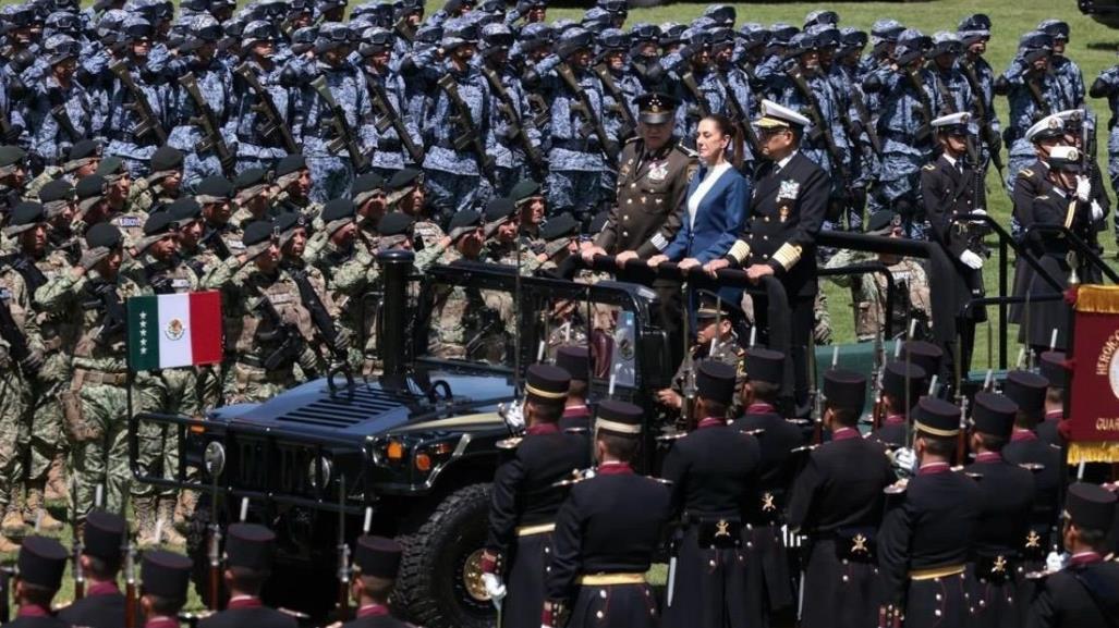 Claudia Sheinbaum, primera mujer en ser recibida por las Fuerzas Armadas