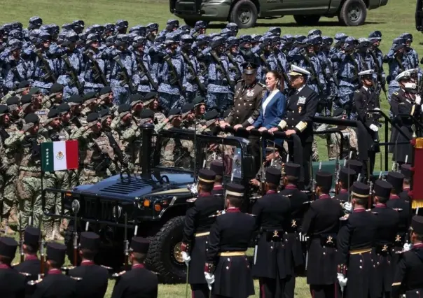 Claudia Sheinbaum, primera mujer en ser recibida por las Fuerzas Armadas