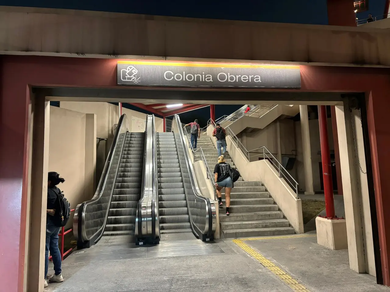 La “Obrera” que corresponde a la Línea 2 de este sistema de transporte, es una estación muy utilizada por adultos de la tercera edad. Foto: POSTA.