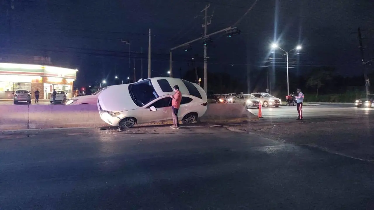 Uno de los autos accidentados en calles de la colonia Casa Blanca. Foto: Facebook Protección Civil de Nuevo León.