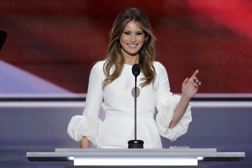 Melania Trump, esposa del candidato presidencial republicano Donald Trump, da un discurso durante el primer día de la Convención Nacional Republicana en Cleveland, el 18 de julio de 2016. (AP Foto/J. Scott Applewhite, archivo)