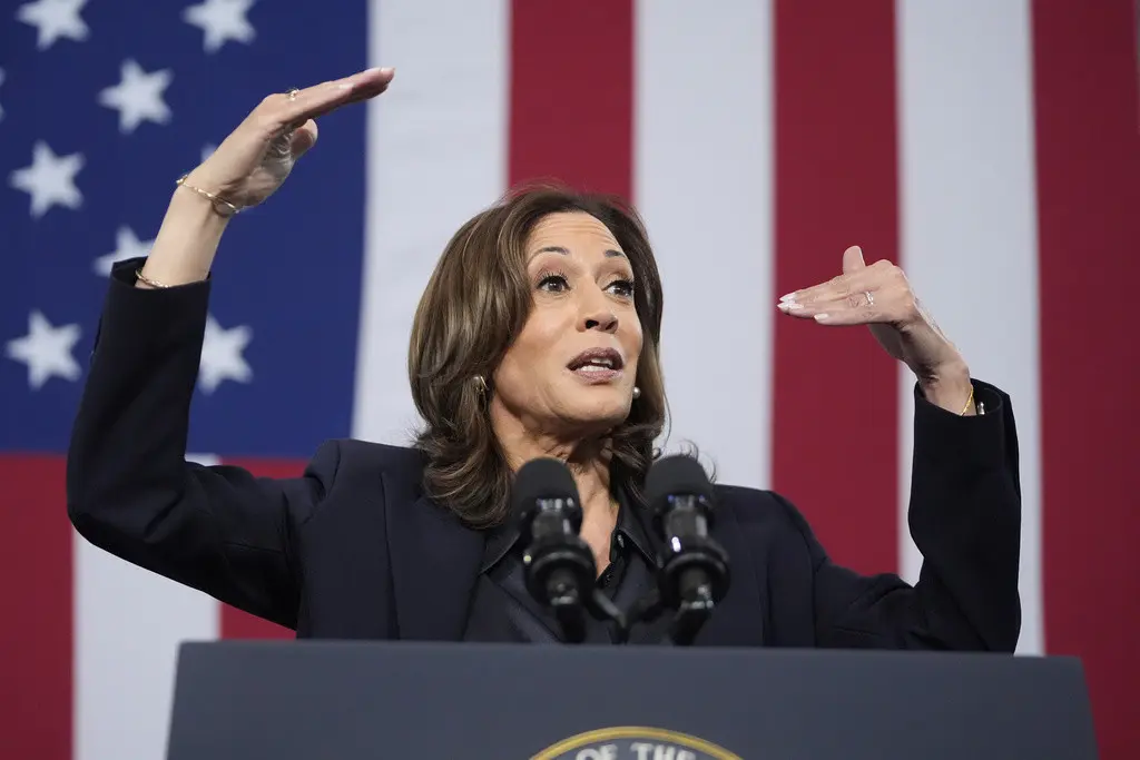 La candidata demócrata a la presidencia, la vicepresidenta Kamala Harris, habla durante un evento en la Estación Norte del Departamento de Bomberos del municipio Redford. (AP Foto/Mark Schiefelbein)