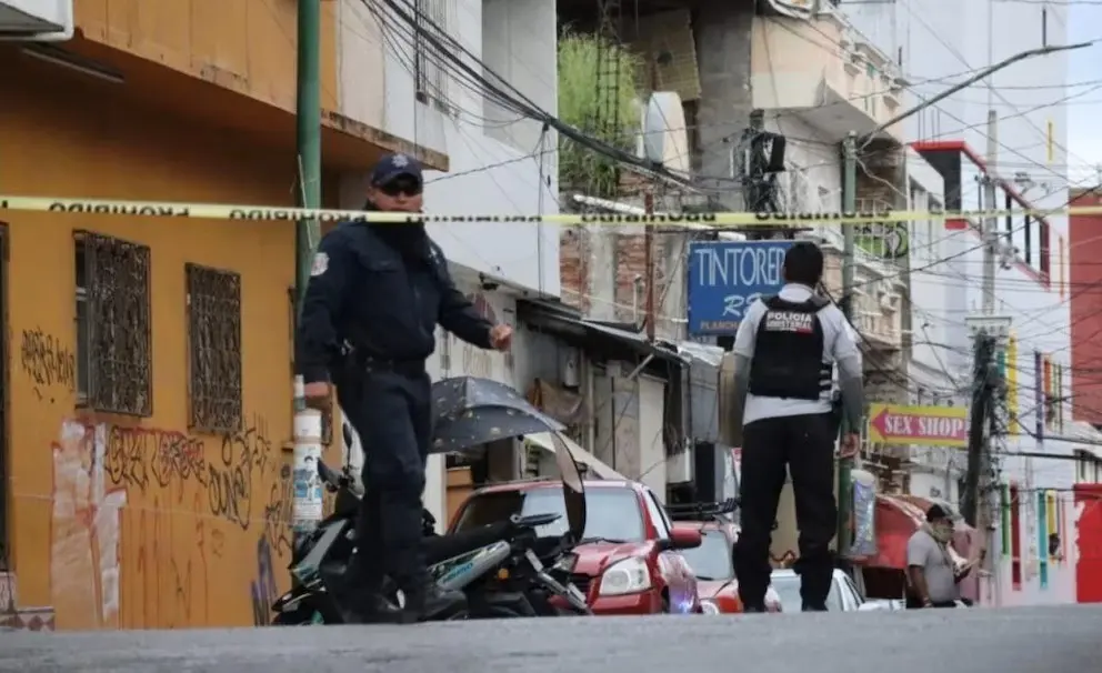 Autoridades acordonando el sitio donde fue asesinado el funcionario. Foto: X @ComentarioUdeC