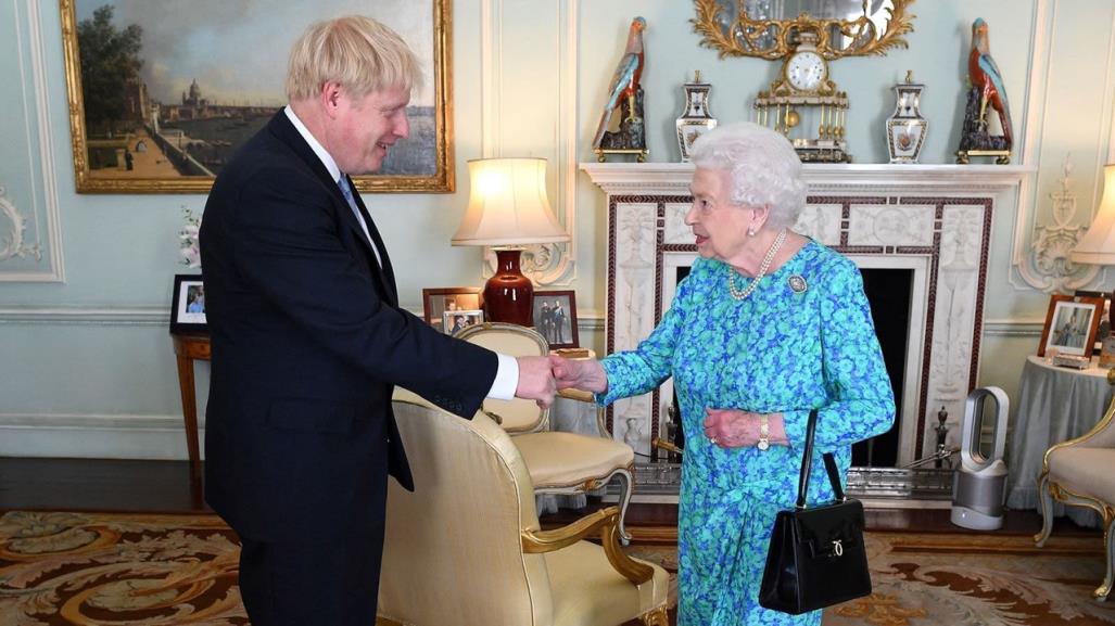 Revela Boris Johnson que la Reina Isabel II murió de cáncer