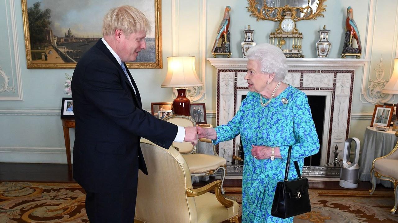 Boris Johnson y la Reina Isabel II. Foto: CNN Español.