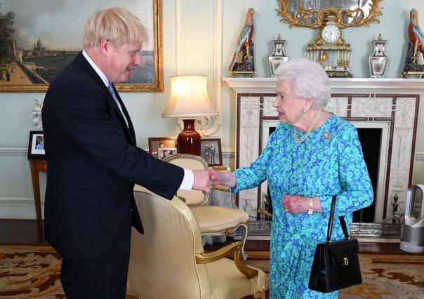 Revela Boris Johnson que la Reina Isabel II murió de cáncer