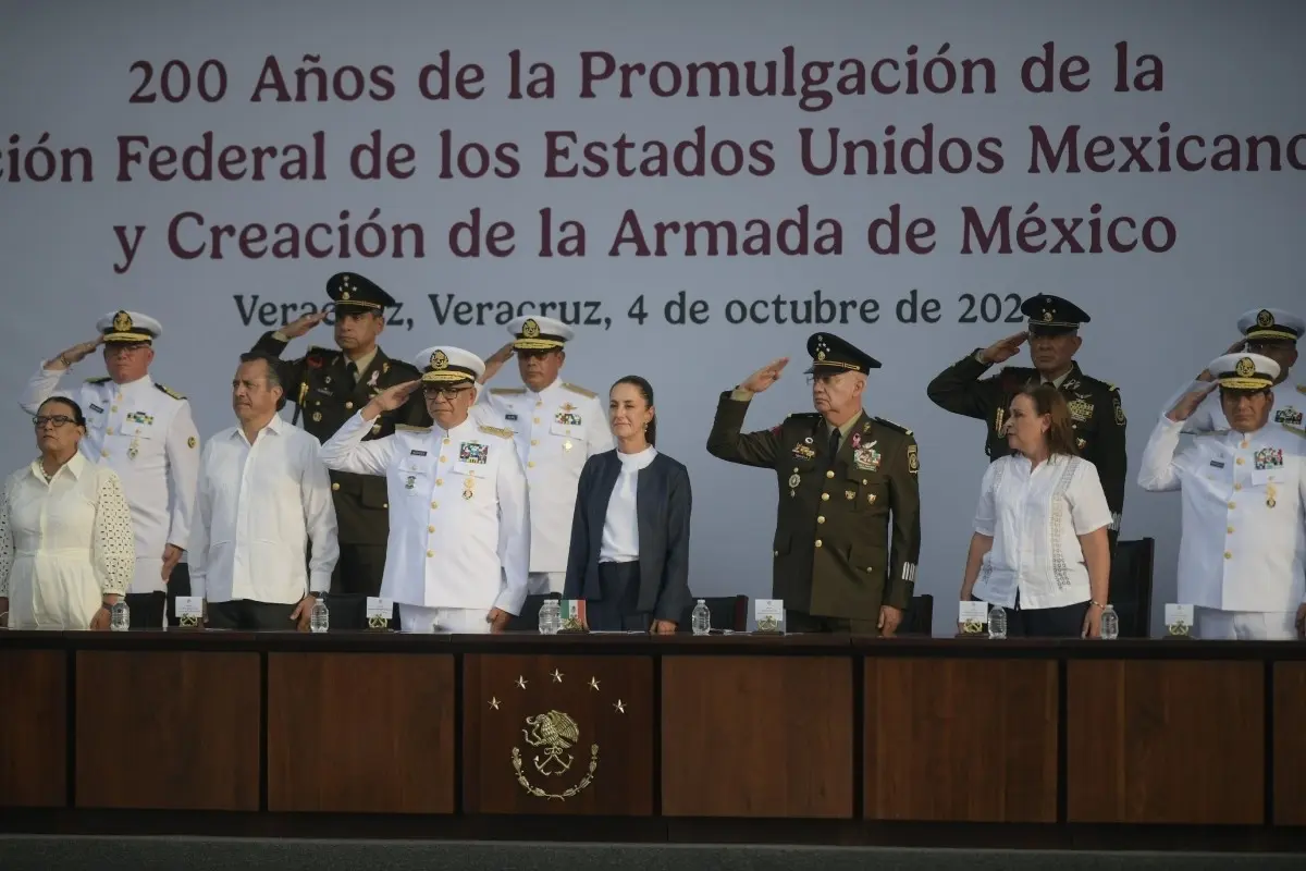 Claudia Sheinbaum junto a elementos de la Armada de México Foto: Enrique Pérez