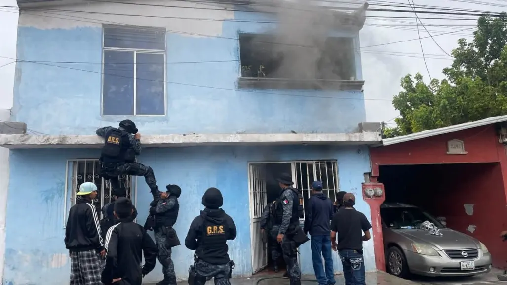 Policías rescatan a dos niñas de un incendio en la colonia Loma Linda