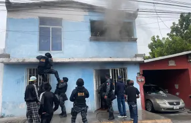 Policías rescatan a dos niñas de un incendio en la colonia Loma Linda