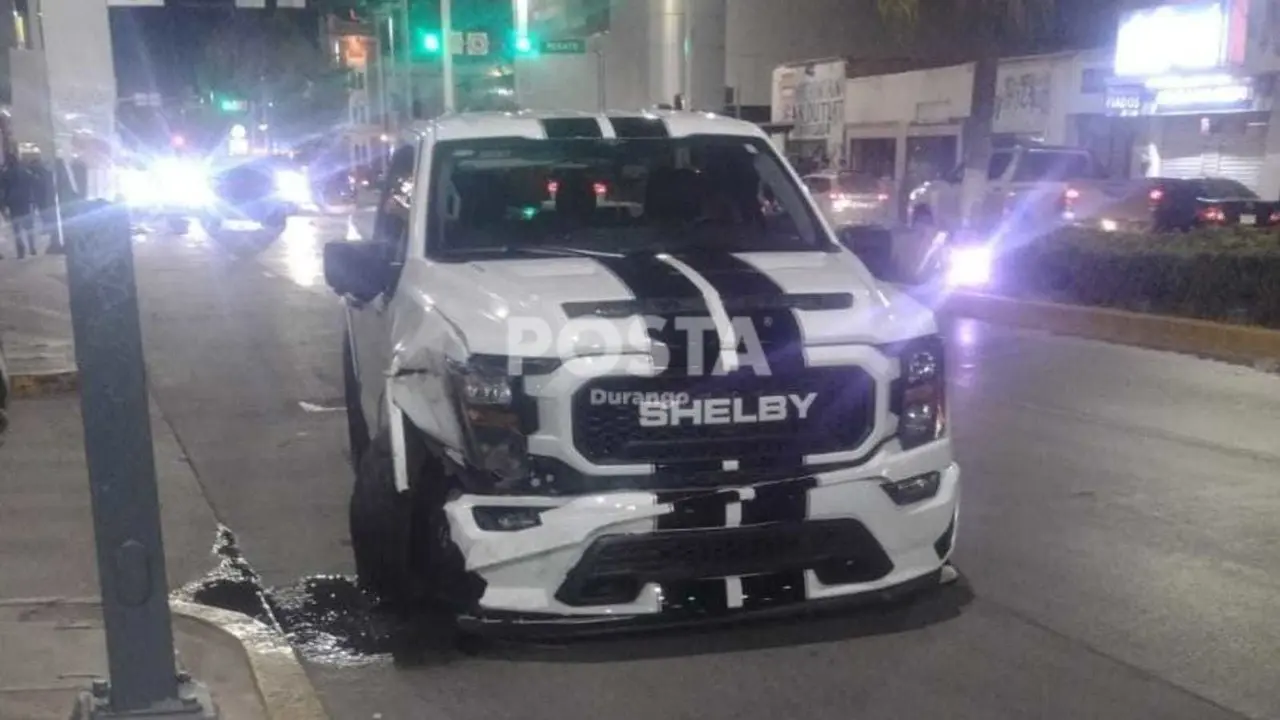 Chocan una lujosa Shelby y un Jeep en la avenida 20 de Noviembre