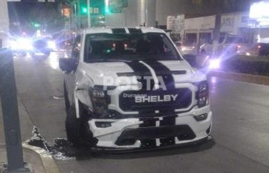 Chocan una lujosa Shelby y un Jeep en la avenida 20 de Noviembre