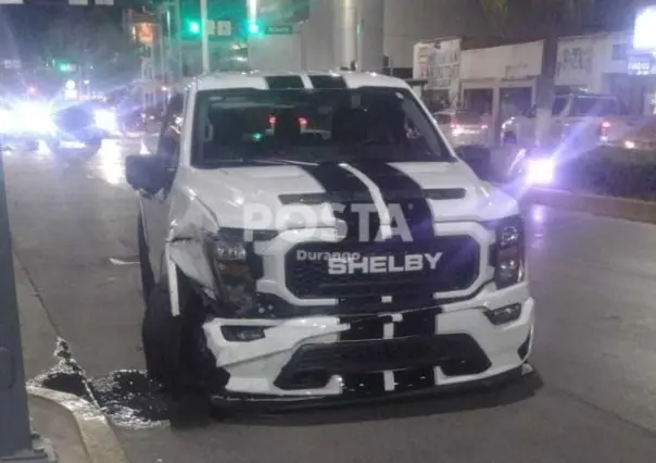 Chocan una lujosa Shelby y un Jeep en la avenida 20 de Noviembre