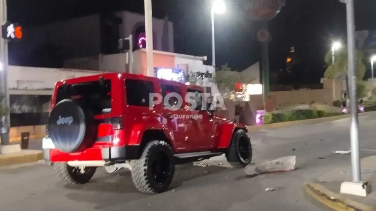 Chocan una lujosa Shelby y un Jeep en la avenida 20 de Noviembre