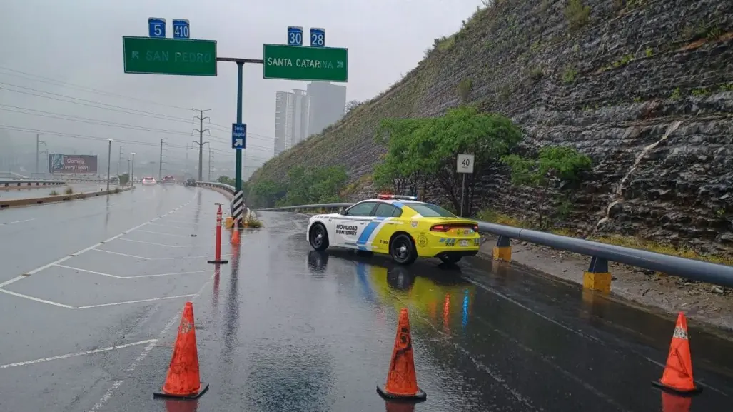 Implementan cierres viales por lluvia en Monterrey