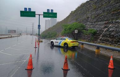 Implementan cierres viales por lluvia en Monterrey