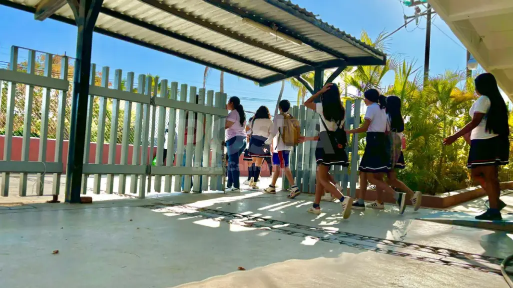 Secundaria Técnica #14 en San José del Cabo cumple 3 semanas sin luz