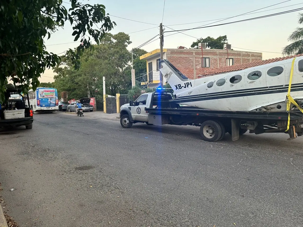 El fuselaje de una aeronave fue encontrado durante un cateo en Culiacán. Foto: Fiscalía de Sinaloa.