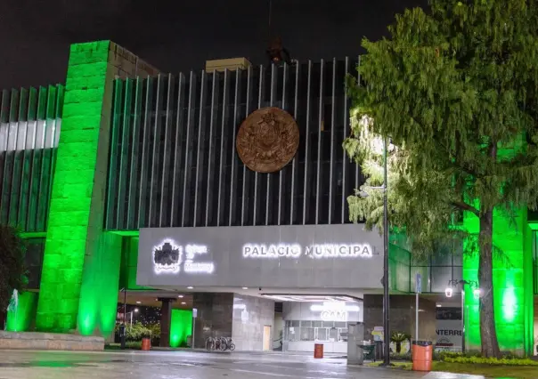 Iluminan de verde el Palacio de Monterrey por Día Mundial de Parálisis Cerebral