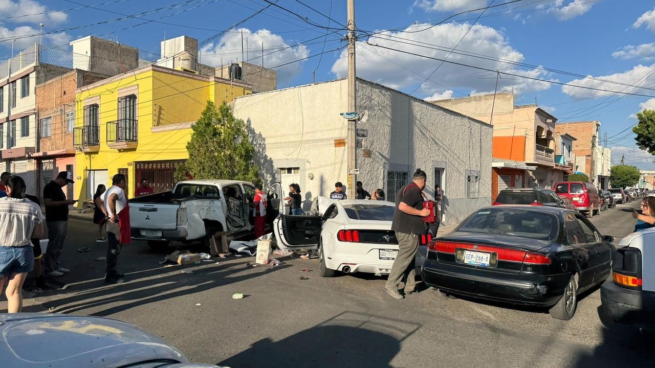 Fuerte accidente entre automóvil deportivo y pickup