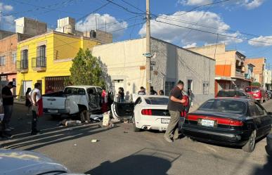 Fuerte accidente entre automóvil deportivo y pickup