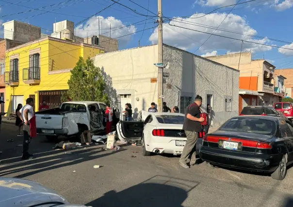 Fuerte accidente entre automóvil deportivo y pickup