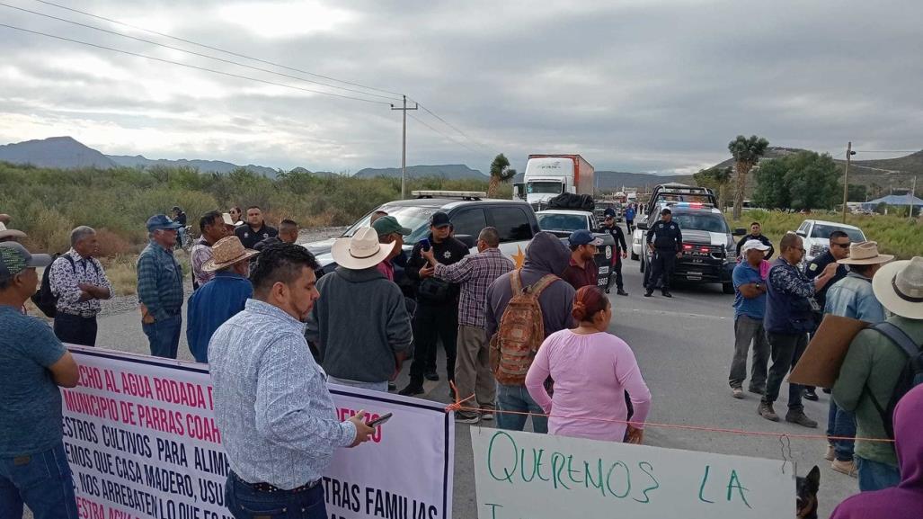 Campesinos cierran carretera Parras-Paila en protesta contra Casa Madero