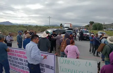 Campesinos cierran carretera Parras-Paila en protesta contra Casa Madero