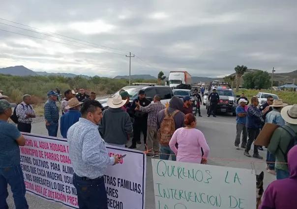 Campesinos cierran carretera Parras-Paila en protesta contra Casa Madero