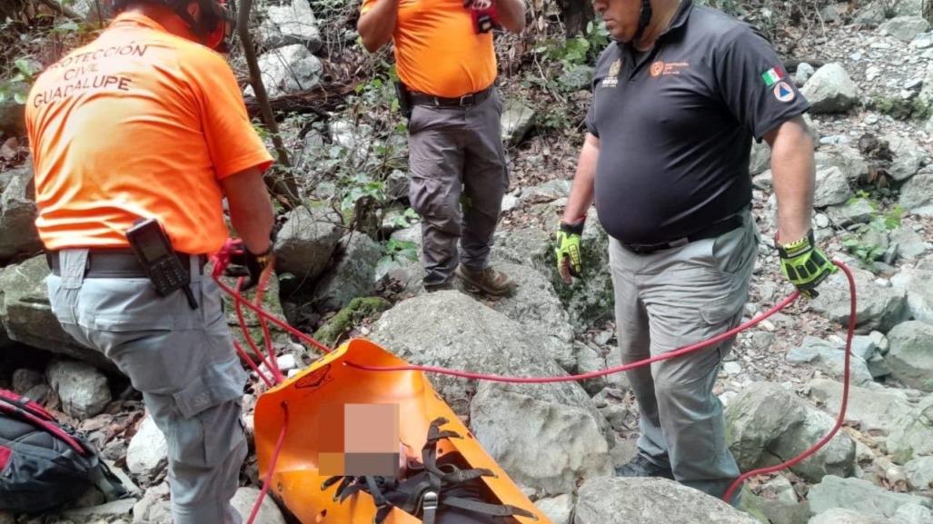 Protección Civil Nuevo León rescata mujer lesionada en cascadas del Cerro de la Silla