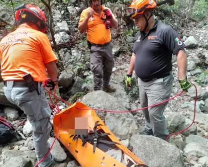 Protección Civil Nuevo León rescata mujer lesionada en cascadas del Cerro de la Silla