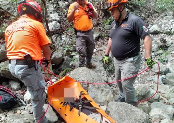 Protección Civil Nuevo León rescata mujer lesionada en cascadas del Cerro de la Silla