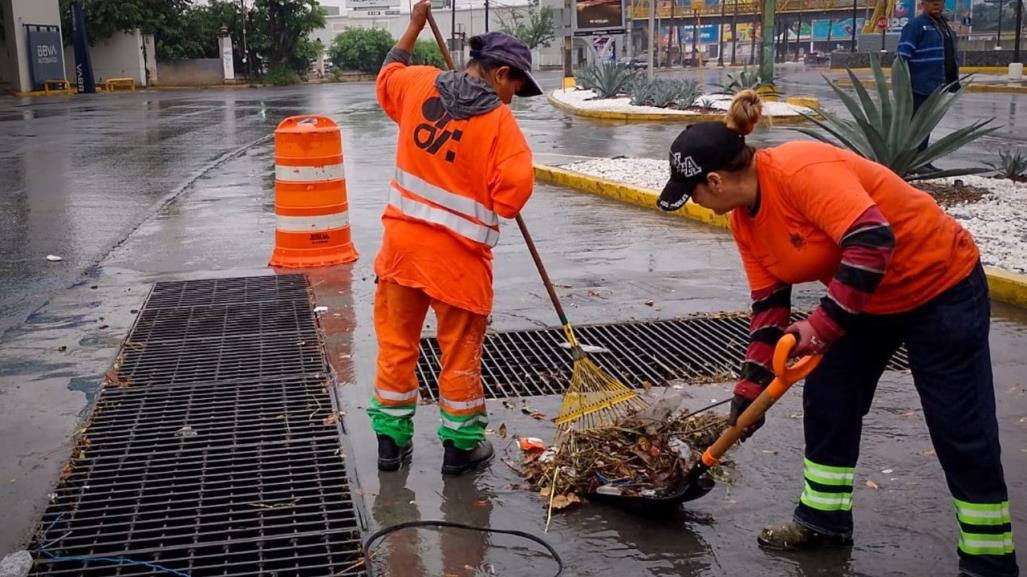 Monterrey desazolva parrillas y registros para evitar inundaciones