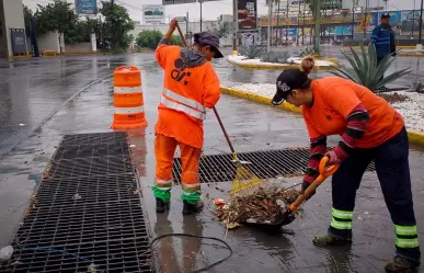 Monterrey desazolva parrillas y registros para evitar inundaciones