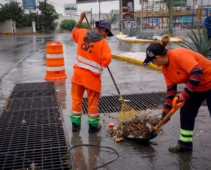 Monterrey desazolva parrillas y registros para evitar inundaciones