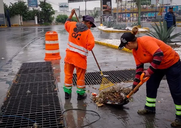 Monterrey desazolva parrillas y registros para evitar inundaciones