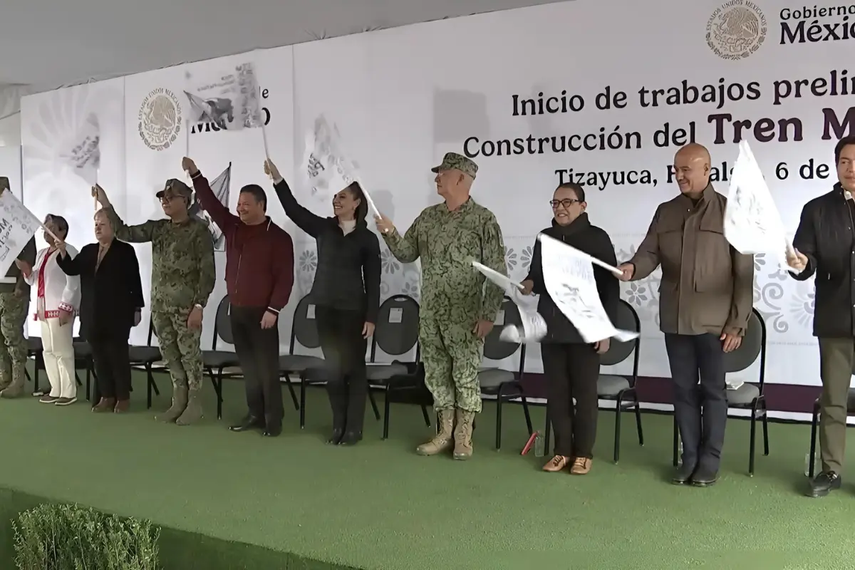 Distintas autoridades acompañando a Sheinbaum en banderazo del Tren México-Pachuca. Foto: @JAVIERRUZLPEZ