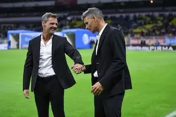 Diego Cocca y Fernando Ortiz en un partido en el estadio Azteca. Foto: AS México.