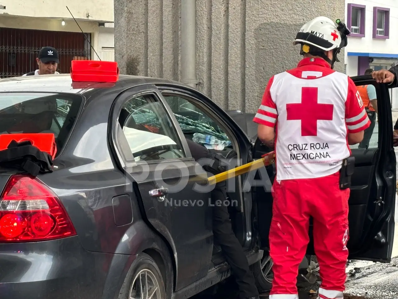 Dormita al volante y se estrella con columna del Metro en Monterrey