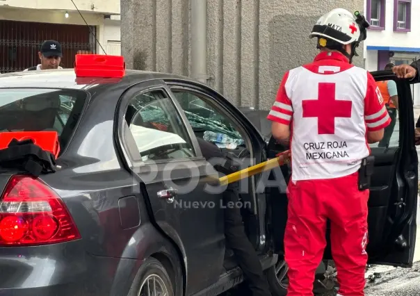Dormita al volante y se estrella con columna del Metro en Monterrey