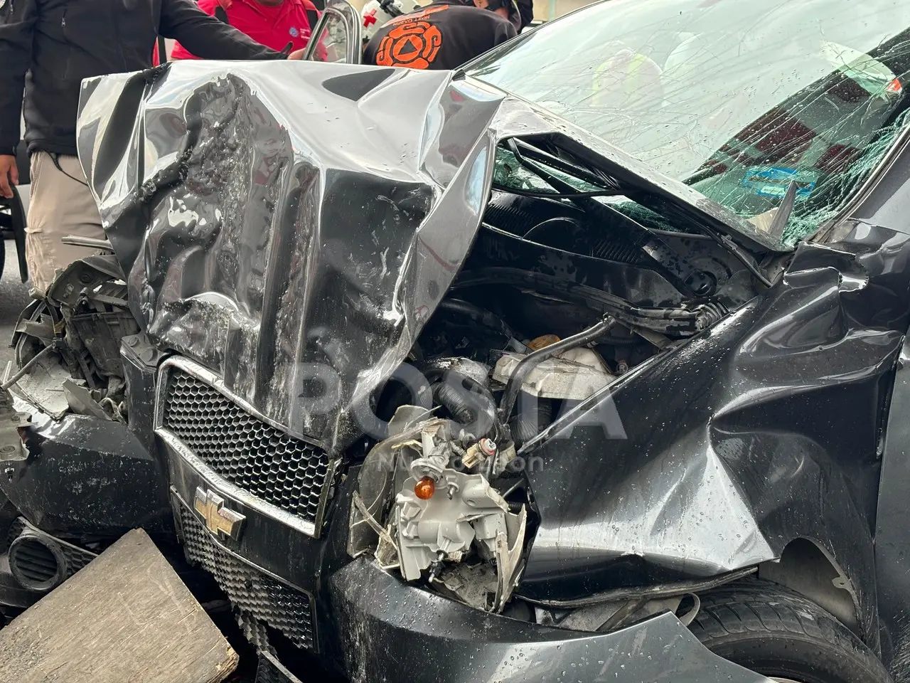 Dormita al volante y se estrella con columna del Metro en Monterrey