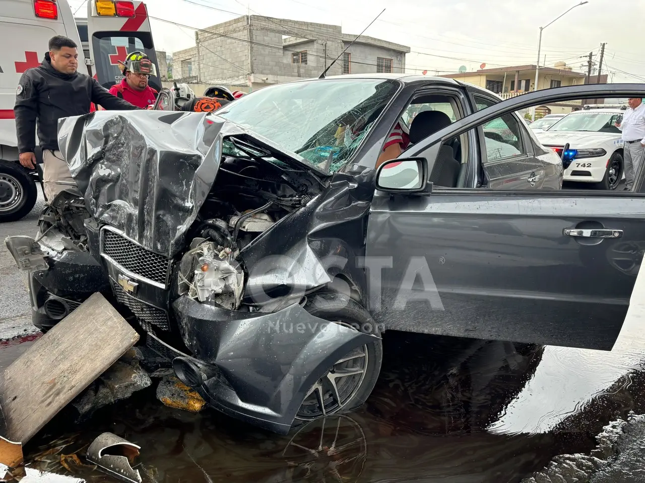 Dormita al volante y se estrella con columna del Metro en Monterrey